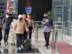 Bupati Koltim Abdul Azis Tiba di Gedung KPK Usai Ditangkap di Sulsel