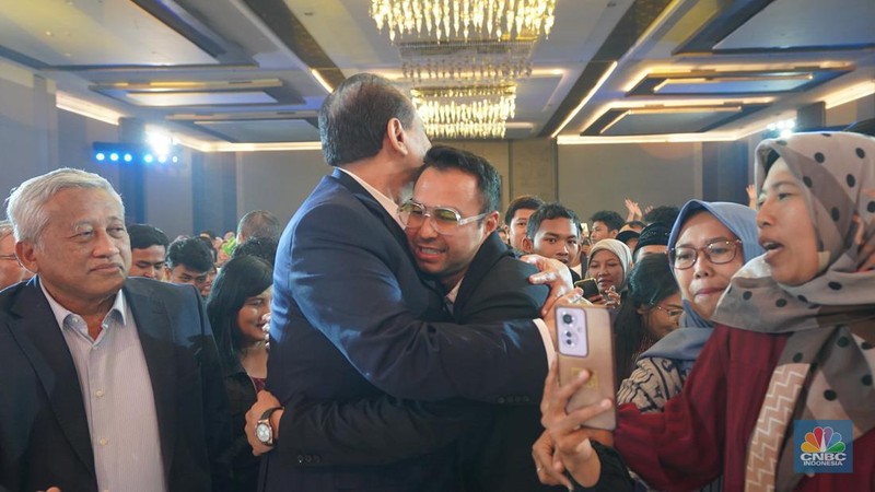 Sejumlah pengunjung mulai memadati Dyandra Convention Center untuk mengikuti acara LPS Financial Festival 2025 di Surabaya, Jawa Timur, Rabu (6/8/2025). (CNBC Indonesia/Tias Budiarto)