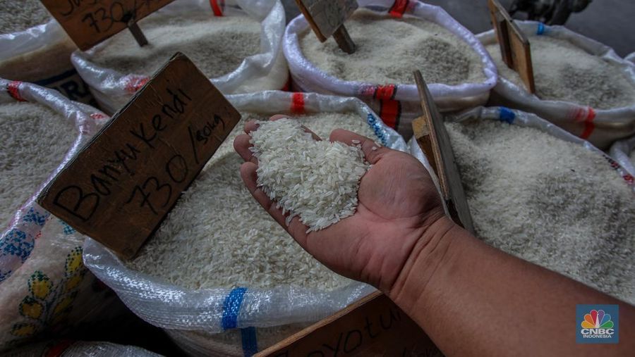 Suasana aktivitas penjualan beras di Pasar Induk Beras Cipinang (PIBC), Jakarta, Jumat (8/8/2025). Indeks kenaikan harga-harga atau inflasi berpotensi terkerek naik pada Agustus 2025, salah satu penyebabnya adalah terus tingginya harga beras. (CNBC Indonesia/Faisal Rahman)