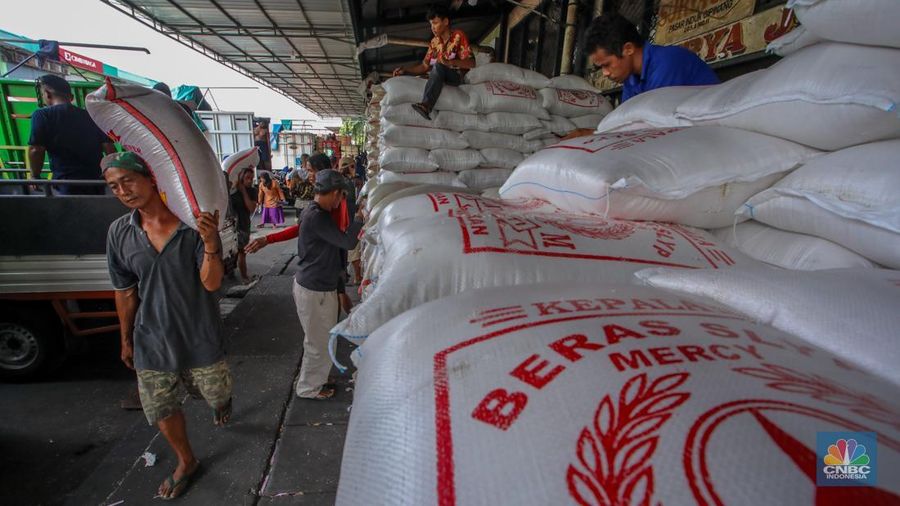 Suasana aktivitas penjualan beras di Pasar Induk Beras Cipinang (PIBC), Jakarta, Jumat (8/8/2025). Indeks kenaikan harga-harga atau inflasi berpotensi terkerek naik pada Agustus 2025, salah satu penyebabnya adalah terus tingginya harga beras. (CNBC Indonesia/Faisal Rahman)