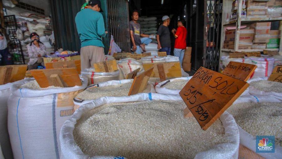 Suasana aktivitas penjualan beras di Pasar Induk Beras Cipinang (PIBC), Jakarta, Jumat (8/8/2025). Indeks kenaikan harga-harga atau inflasi berpotensi terkerek naik pada Agustus 2025, salah satu penyebabnya adalah terus tingginya harga beras. (CNBC Indonesia/Faisal Rahman)
