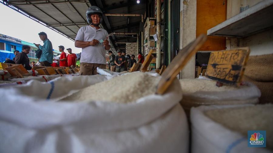 Suasana aktivitas penjualan beras di Pasar Induk Beras Cipinang (PIBC), Jakarta, Jumat (8/8/2025). Indeks kenaikan harga-harga atau inflasi berpotensi terkerek naik pada Agustus 2025, salah satu penyebabnya adalah terus tingginya harga beras. (CNBC Indonesia/Faisal Rahman)
