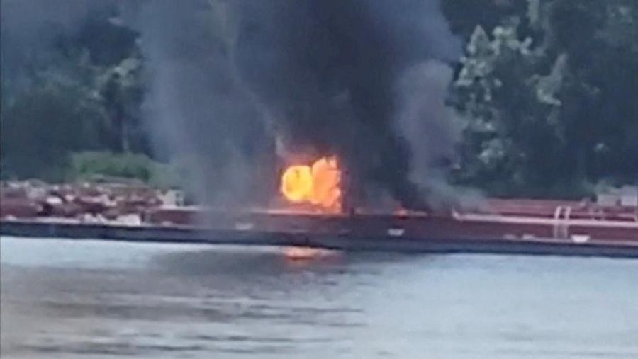 Asap mengepul setelah sebuah helikopter menabrak tongkang di Sungai Mississippi di Alton, Illinois, AS, 7 Agustus 2025 dalam tangkapan layar video ini. Adam Briggs/TMX/via REUTERS.