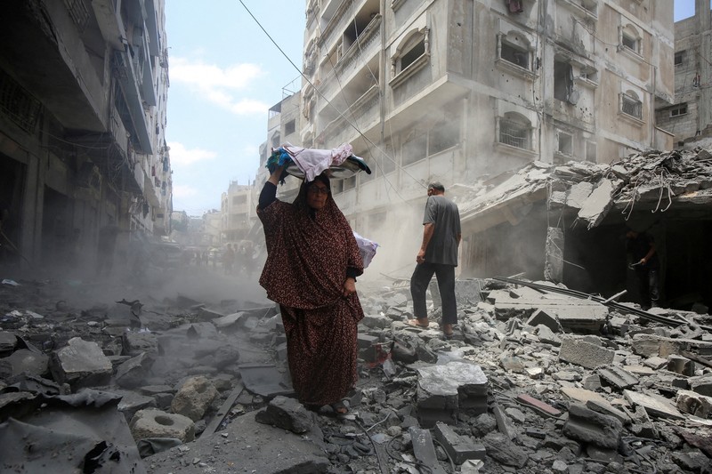 ISRAEL-PALESTINIANS/GAZA Palestinians inspect the site of a morning Israeli strike on a house, in Gaza City, August 8, 2025. REUTERS/Mahmoud Issa TPX IMAGES OF THE DAY