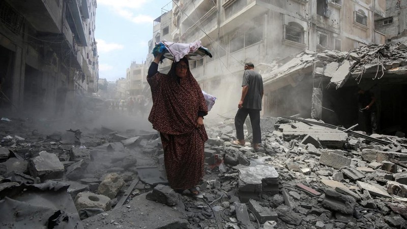 Palestinians inspect the site of a morning Israeli strike on a house, in Gaza City, August 8, 2025. REUTERS/Mahmoud Issa     TPX IMAGES OF THE DAY