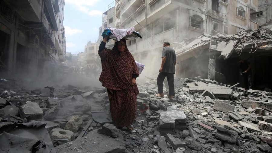 ISRAEL-PALESTINIANS/GAZA Palestinians inspect the site of a morning Israeli strike on a house, in Gaza City, August 8, 2025. REUTERS/Mahmoud Issa TPX IMAGES OF THE DAY