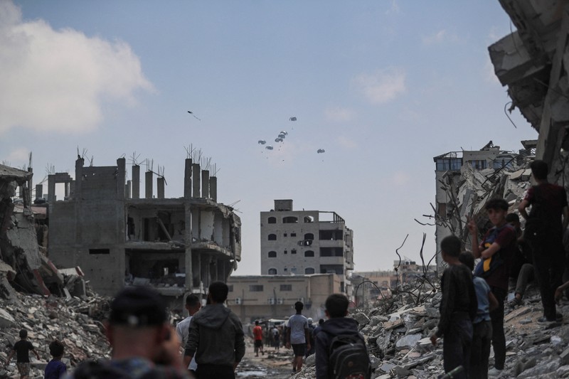 ISRAEL-PALESTINIANS/GAZA Palestinians inspect the site of a morning Israeli strike on a house, in Gaza City, August 8, 2025. REUTERS/Mahmoud Issa TPX IMAGES OF THE DAY