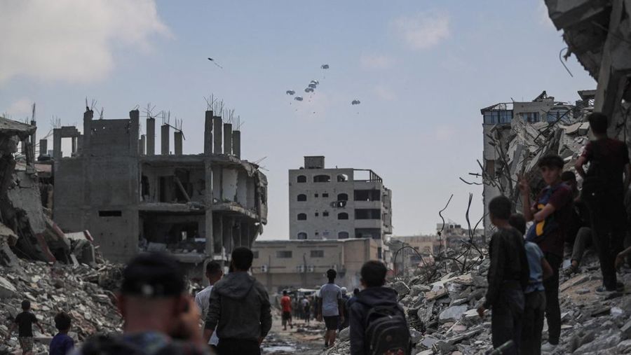ISRAEL-PALESTINIANS/GAZA Palestinians inspect the site of a morning Israeli strike on a house, in Gaza City, August 8, 2025. REUTERS/Mahmoud Issa TPX IMAGES OF THE DAY