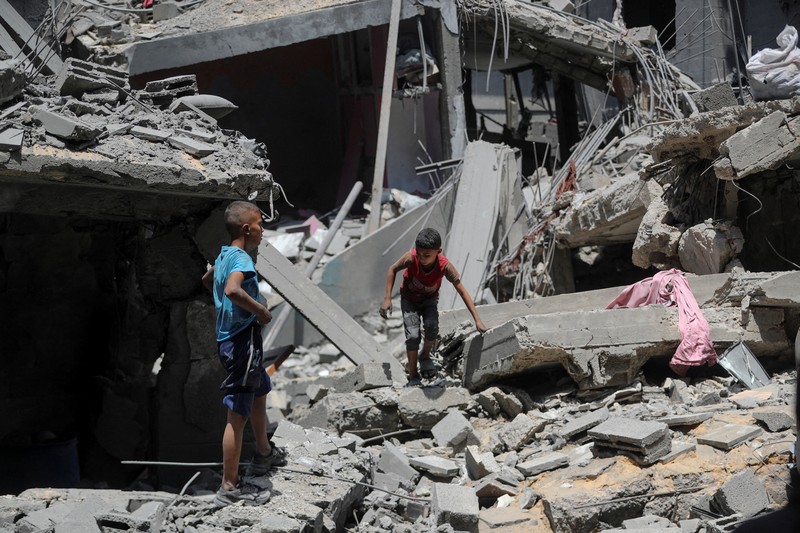 ISRAEL-PALESTINIANS/GAZA Palestinians inspect the site of a morning Israeli strike on a house, in Gaza City, August 8, 2025. REUTERS/Mahmoud Issa TPX IMAGES OF THE DAY
