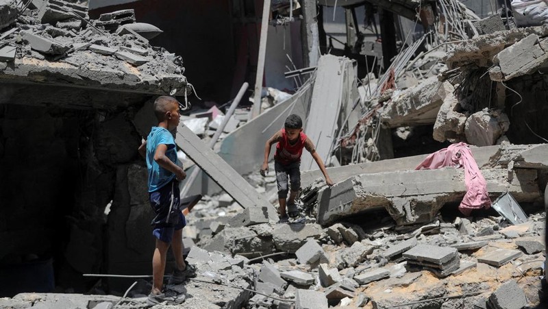 Palestinians inspect the site of a morning Israeli strike on a house, in Gaza City, August 8, 2025. REUTERS/Mahmoud Issa     TPX IMAGES OF THE DAY