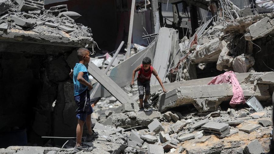 ISRAEL-PALESTINIANS/GAZA Palestinians inspect the site of a morning Israeli strike on a house, in Gaza City, August 8, 2025. REUTERS/Mahmoud Issa TPX IMAGES OF THE DAY