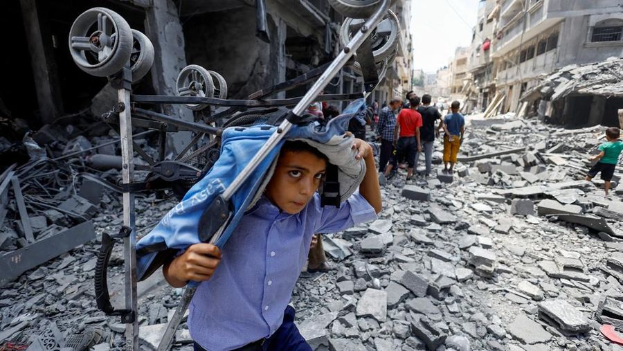 Palestinians inspect the site of a morning Israeli strike on a house, in Gaza City, August 8, 2025. REUTERS/Mahmoud Issa     TPX IMAGES OF THE DAY