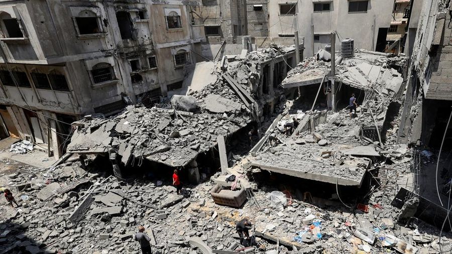 Palestinians inspect the site of a morning Israeli strike on a house, in Gaza City, August 8, 2025. REUTERS/Mahmoud Issa