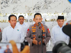 Cek Karhutla Kalbar, Kapolri Sebut Titik Api Berkurang