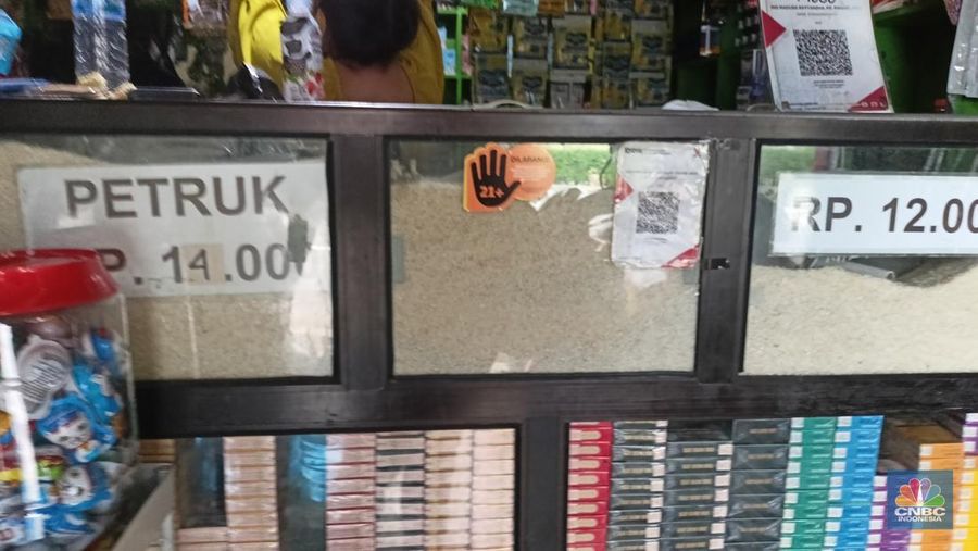 Keberadaan beras di minimarket sudah jarang terlihat belakangan ini setelah mencuatnya kasus beras premium oplosan. Fenomena ini membuat sebagian masyarakat diprediksi mencari alternatif lain, diantaranya mengarah pada warung kelontong. (CNBC Indonesia/Ferry Sandi)