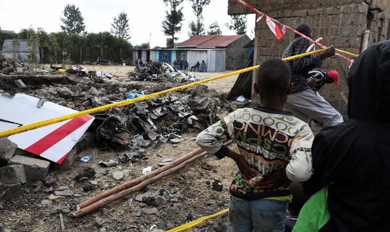 KENYA-CRASH/ Police officers carry the wreckage at the scene where a Cessna plane operated by AMREF Flying Doctors crashed into buildings in the Githurai suburb of northeastern Nairobi, Kenya, August 8, 2025. The aircraft, carrying medical staff, was en route to Hargeisa, the capital of Somalia's breakaway territory of Somaliland. REUTERS/Monicah Mwangi
