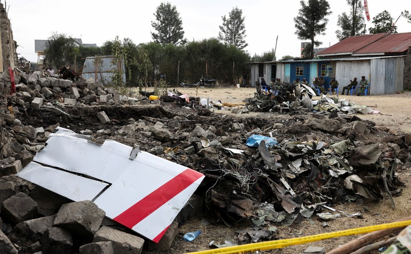 KENYA-CRASH/ Police officers carry the wreckage at the scene where a Cessna plane operated by AMREF Flying Doctors crashed into buildings in the Githurai suburb of northeastern Nairobi, Kenya, August 8, 2025. The aircraft, carrying medical staff, was en route to Hargeisa, the capital of Somalia's breakaway territory of Somaliland. REUTERS/Monicah Mwangi
