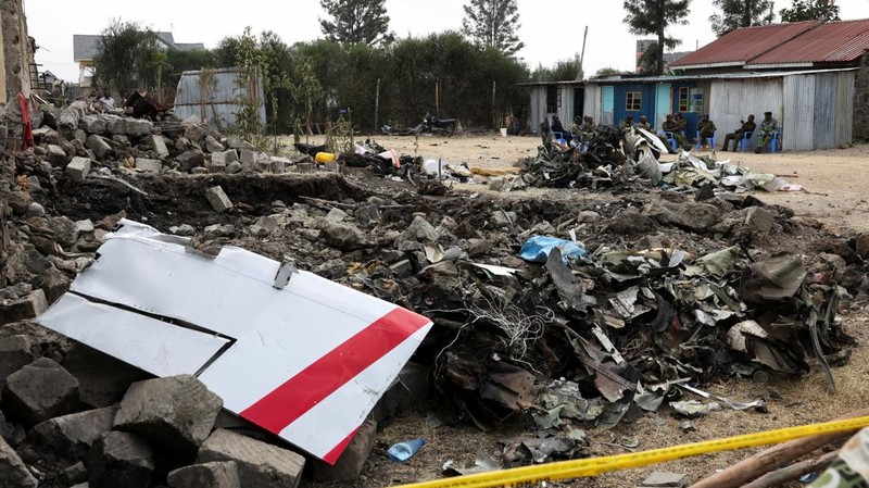 Police officers carry the wreckage at the scene where a Cessna plane operated by AMREF Flying Doctors crashed into buildings in the Githurai suburb of northeastern Nairobi, Kenya, August 8, 2025. The aircraft, carrying medical staff, was en route to Hargeisa, the capital of Somalia's breakaway territory of Somaliland. REUTERS/Monicah Mwangi