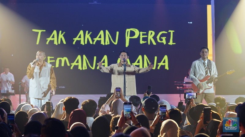 Penampilan Band RAN menghibur para pengunjung dalam acara LPS Financial Festival 2025 di Dyandra Convention Center, Surabaya, Jawa Timur, Kamis (7/8/2025). (CNBC Indonesia/Tias Budiarto)
