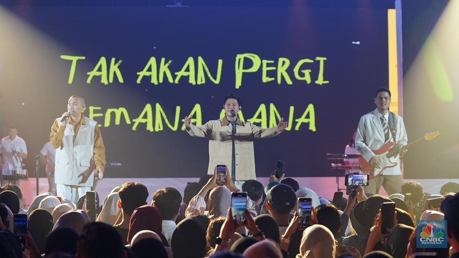 Penampilan Band RAN menghibur para pengunjung dalam acara LPS Financial Festival 2025 di Dyandra Convention Center, Surabaya, Jawa Timur, Kamis (7/8/2025). (CNBC Indonesia/Tias Budiarto)