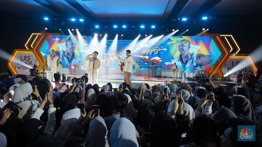 Penampilan Band RAN menghibur para pengunjung dalam acara LPS Financial Festival 2025 di Dyandra Convention Center, Surabaya, Jawa Timur, Kamis (7/8/2025). (CNBC Indonesia/Tias Budiarto)