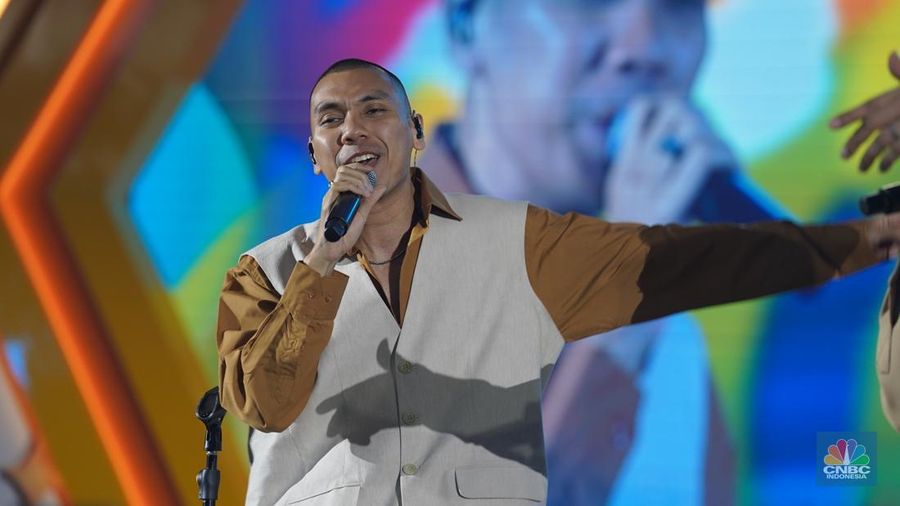 Penampilan Band RAN menghibur para pengunjung dalam acara LPS Financial Festival 2025 di Dyandra Convention Center, Surabaya, Jawa Timur, Kamis (7/8/2025). (CNBC Indonesia/Tias Budiarto)