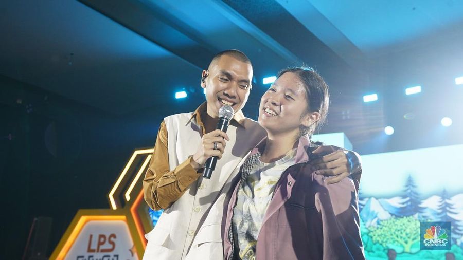 Penampilan Band RAN menghibur para pengunjung dalam acara LPS Financial Festival 2025 di Dyandra Convention Center, Surabaya, Jawa Timur, Kamis (7/8/2025). (CNBC Indonesia/Tias Budiarto)