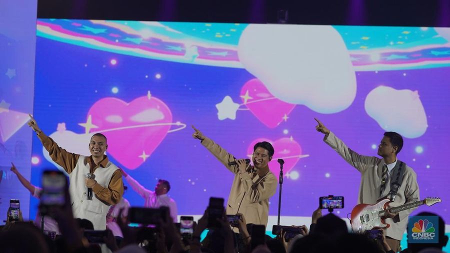 Penampilan Band RAN menghibur para pengunjung dalam acara LPS Financial Festival 2025 di Dyandra Convention Center, Surabaya, Jawa Timur, Kamis (7/8/2025). (CNBC Indonesia/Tias Budiarto)