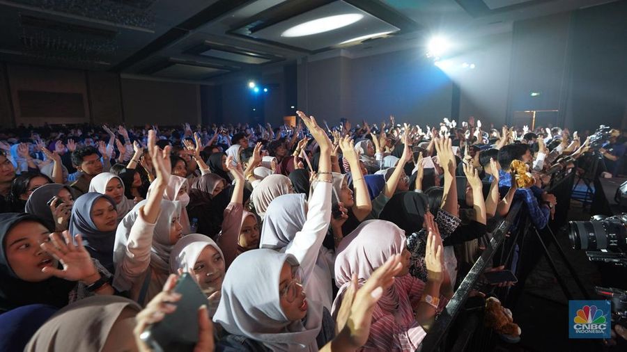 Penampilan Band RAN menghibur para pengunjung dalam acara LPS Financial Festival 2025 di Dyandra Convention Center, Surabaya, Jawa Timur, Kamis (7/8/2025). (CNBC Indonesia/Tias Budiarto)