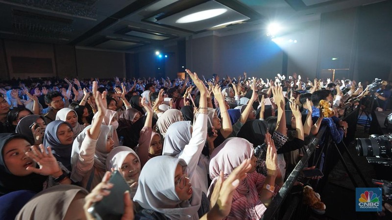 Penampilan Band RAN menghibur para pengunjung dalam acara LPS Financial Festival 2025 di Dyandra Convention Center, Surabaya, Jawa Timur, Kamis (7/8/2025). (CNBC Indonesia/Tias Budiarto)