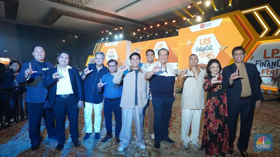 Penampilan Band RAN menghibur para pengunjung dalam acara LPS Financial Festival 2025 di Dyandra Convention Center, Surabaya, Jawa Timur, Kamis (7/8/2025). (CNBC Indonesia/Tias Budiarto)