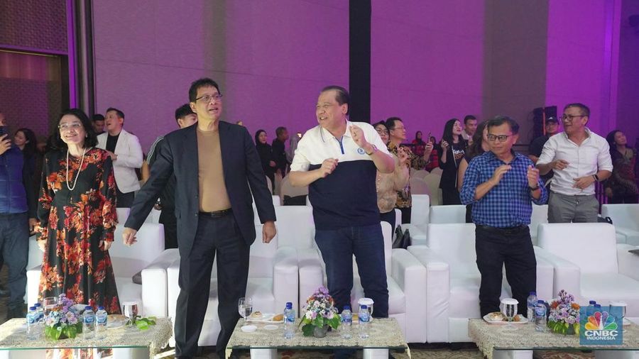 Penampilan Band RAN menghibur para pengunjung dalam acara LPS Financial Festival 2025 di Dyandra Convention Center, Surabaya, Jawa Timur, Kamis (7/8/2025). (CNBC Indonesia/Tias Budiarto)