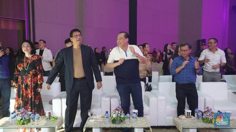 Penampilan Band RAN menghibur para pengunjung dalam acara LPS Financial Festival 2025 di Dyandra Convention Center, Surabaya, Jawa Timur, Kamis (7/8/2025). (CNBC Indonesia/Tias Budiarto)