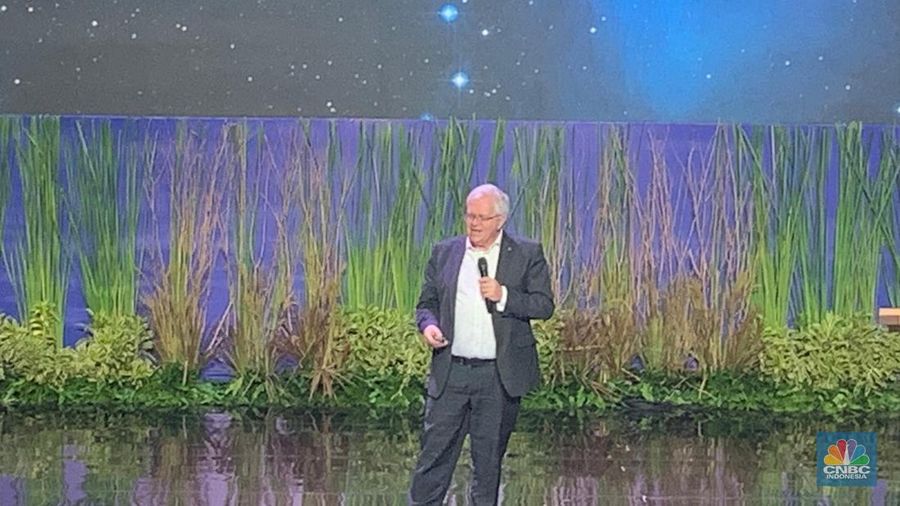 Peraih Nobel Brian Schmidt saat memberikan paparan di hari kedua Konvensi Sains, Teknologi, dan Industri Indonedia (KSTI) 2025 di Sasana Ganesa, ITB, Kota Bandung, Jumat (8/8/2025). (CNBC Indonesia/Fergi)