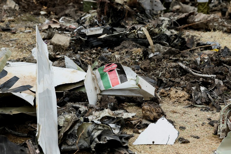 Pesawat medis jatuh di blok permukiman kecil dekat ibu kota Kenya, Nairobi. Peristiwa itu menewaskan enam orang dan melukai dua orang lainnya. (REUTERS/Monicah Mwangi)