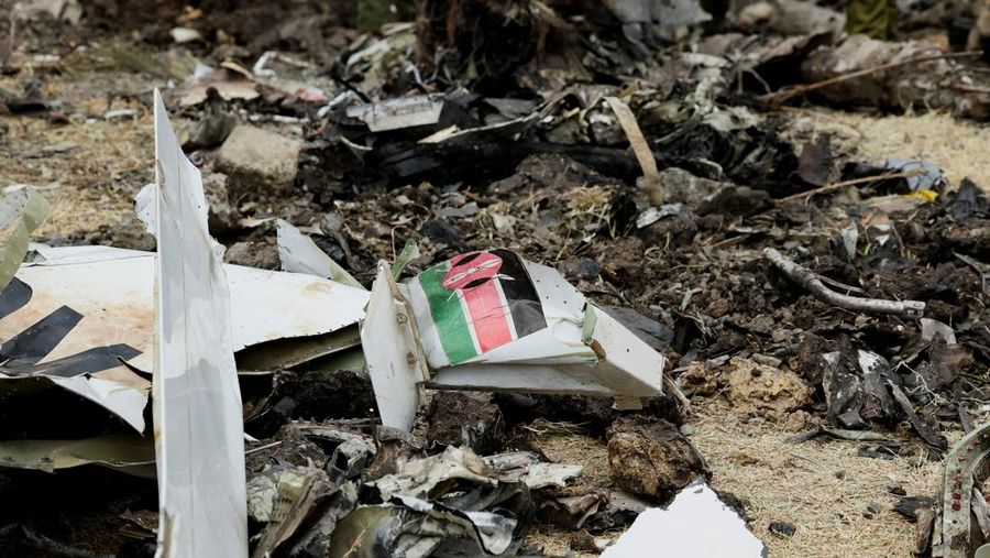 Pesawat medis jatuh di blok permukiman kecil dekat ibu kota Kenya, Nairobi. Peristiwa itu menewaskan enam orang dan melukai dua orang lainnya. (REUTERS/Monicah Mwangi)