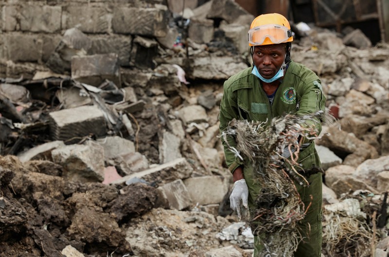 Pesawat medis jatuh di blok permukiman kecil dekat ibu kota Kenya, Nairobi. Pesawat medis jatuh di blok permukiman kecil dekat ibu kota Kenya, Nairobi. Peristiwa itu menewaskan enam orang dan melukai dua orang lainnya. (REUTERS/Monicah Mwangi)