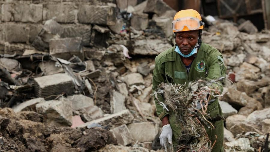 Pesawat medis jatuh di blok permukiman kecil dekat ibu kota Kenya, Nairobi. Peristiwa itu menewaskan enam orang dan melukai dua orang lainnya. (REUTERS/Monicah Mwangi)