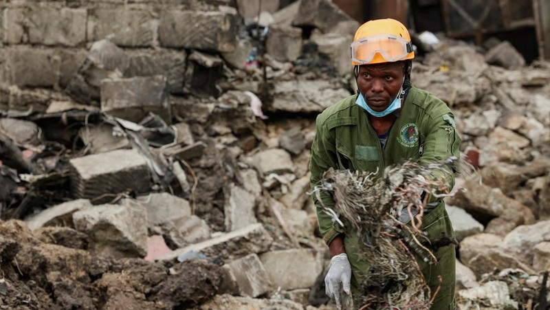 Pesawat medis jatuh di blok permukiman kecil dekat ibu kota Kenya, Nairobi. Peristiwa itu menewaskan enam orang dan melukai dua orang lainnya. (REUTERS/Monicah Mwangi)
