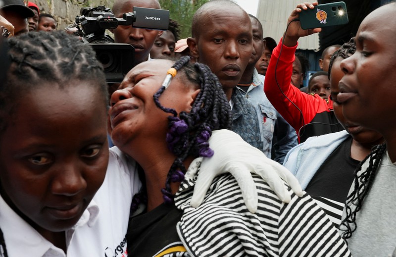Pesawat medis jatuh di blok permukiman kecil dekat ibu kota Kenya, Nairobi. Peristiwa itu menewaskan enam orang dan melukai dua orang lainnya. (REUTERS/Monicah Mwangi)