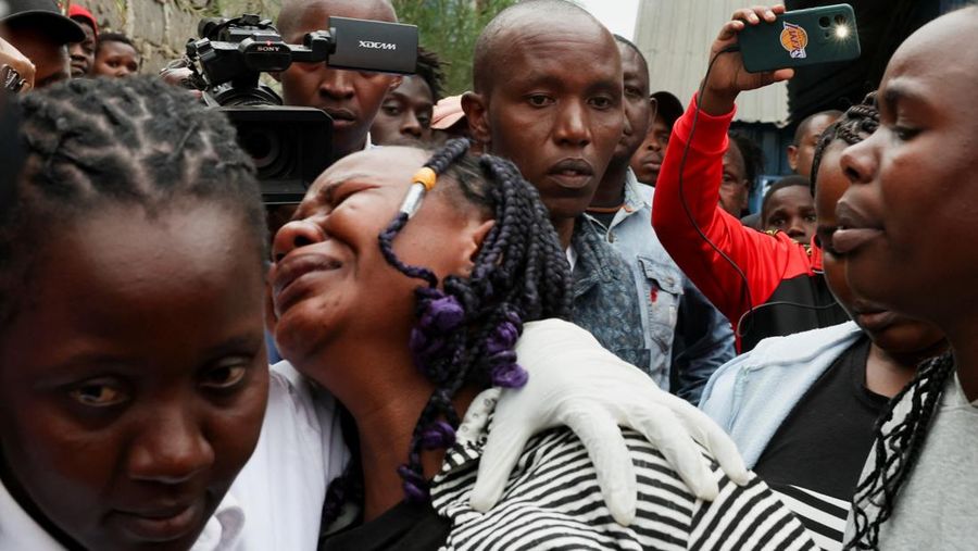 Pesawat medis jatuh di blok permukiman kecil dekat ibu kota Kenya, Nairobi. Peristiwa itu menewaskan enam orang dan melukai dua orang lainnya. (REUTERS/Monicah Mwangi)