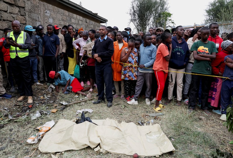 Pesawat medis jatuh di blok permukiman kecil dekat ibu kota Kenya, Nairobi. Peristiwa itu menewaskan enam orang dan melukai dua orang lainnya. (REUTERS/Monicah Mwangi)