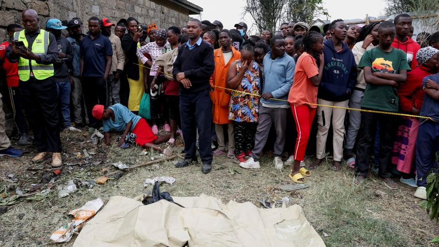 Pesawat medis jatuh di blok permukiman kecil dekat ibu kota Kenya, Nairobi. Peristiwa itu menewaskan enam orang dan melukai dua orang lainnya. (REUTERS/Monicah Mwangi)