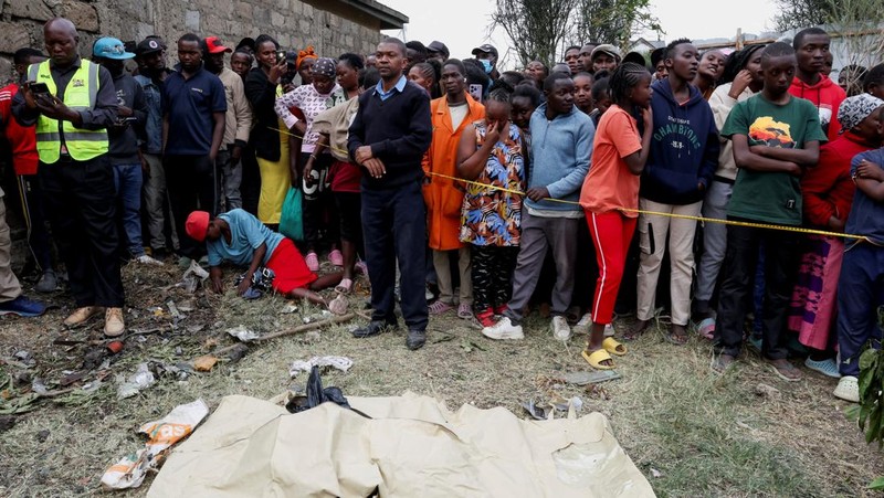 Pesawat medis jatuh di blok permukiman kecil dekat ibu kota Kenya, Nairobi. Peristiwa itu menewaskan enam orang dan melukai dua orang lainnya. (REUTERS/Monicah Mwangi)