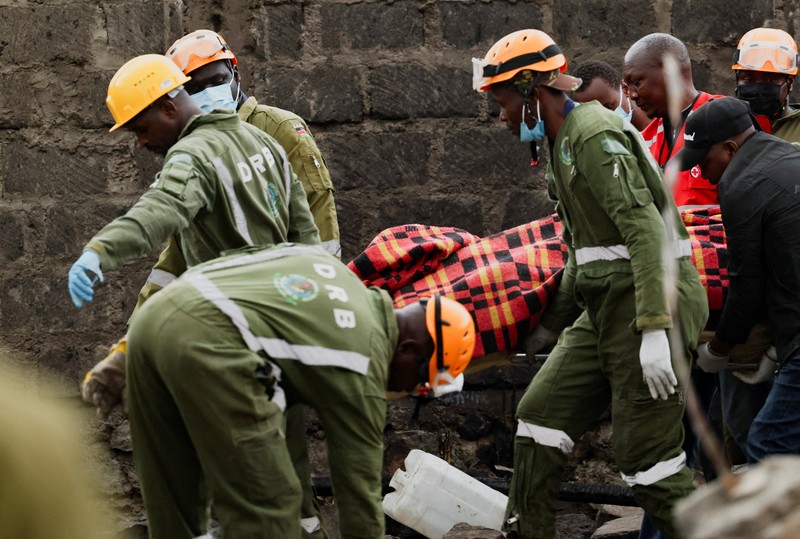 Pesawat medis jatuh di blok permukiman kecil dekat ibu kota Kenya, Nairobi. Peristiwa itu menewaskan enam orang dan melukai dua orang lainnya. (REUTERS/Monicah Mwangi)
