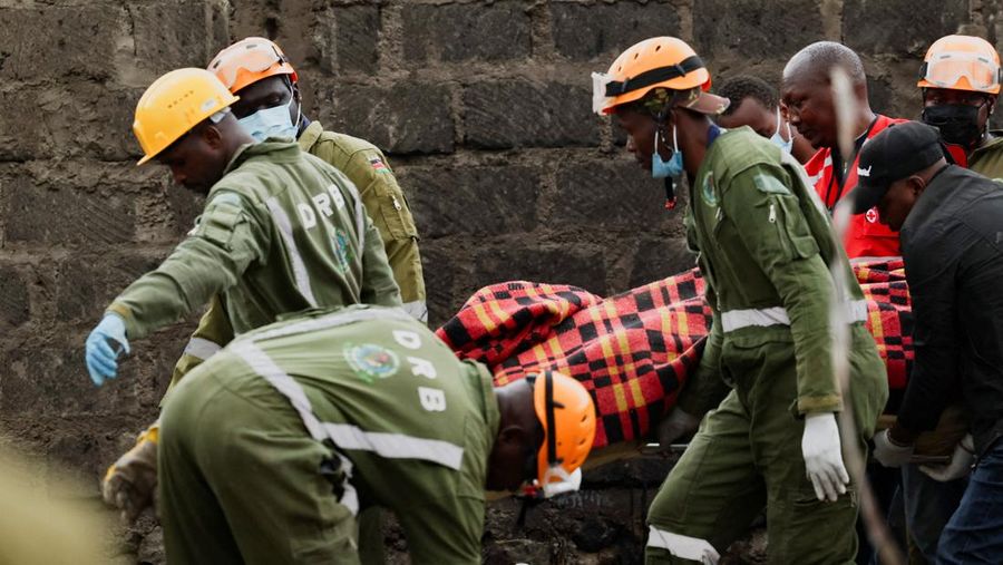 Pesawat medis jatuh di blok permukiman kecil dekat ibu kota Kenya, Nairobi. Peristiwa itu menewaskan enam orang dan melukai dua orang lainnya. (REUTERS/Monicah Mwangi)