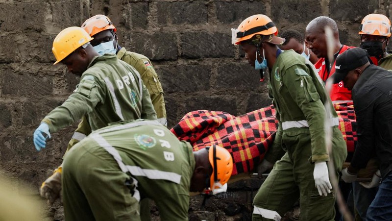 Pesawat medis jatuh di blok permukiman kecil dekat ibu kota Kenya, Nairobi. Peristiwa itu menewaskan enam orang dan melukai dua orang lainnya. (REUTERS/Monicah Mwangi)