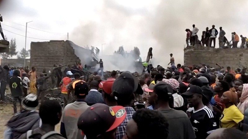 Pesawat medis jatuh di blok permukiman kecil dekat ibu kota Kenya, Nairobi. Peristiwa itu menewaskan enam orang dan melukai dua orang lainnya. (REUTERS/Monicah Mwangi)