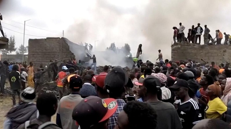 Pesawat medis jatuh di blok permukiman kecil dekat ibu kota Kenya, Nairobi. Peristiwa itu menewaskan enam orang dan melukai dua orang lainnya. (REUTERS/Monicah Mwangi)