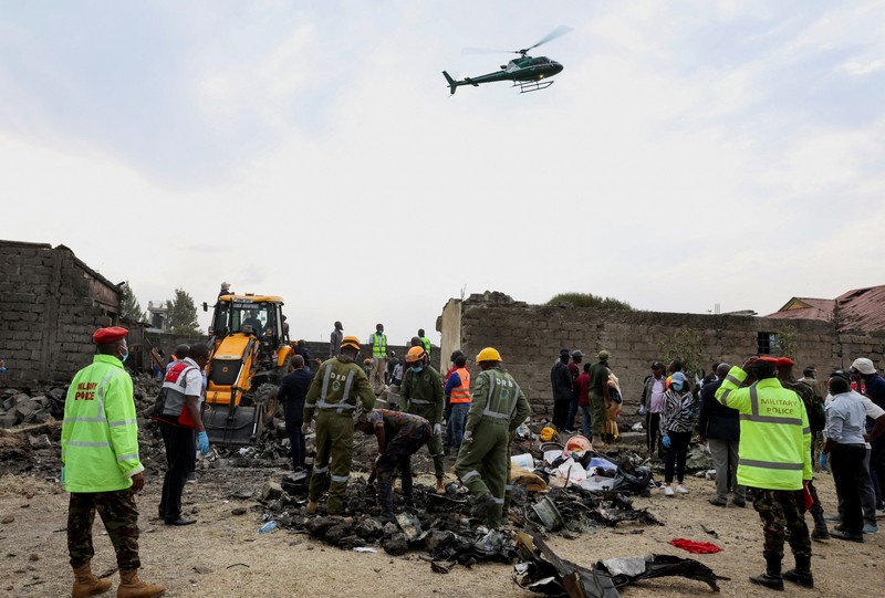 Pesawat medis jatuh di blok permukiman kecil dekat ibu kota Kenya, Nairobi. Peristiwa itu menewaskan enam orang dan melukai dua orang lainnya. (REUTERS/Monicah Mwangi)